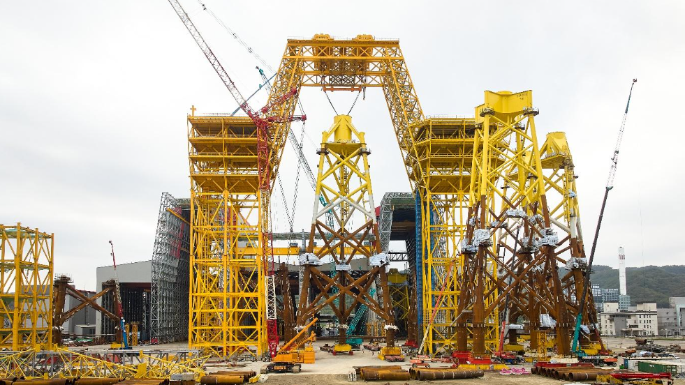 世紀風電具備自主研發之獨家重吊設備「擎天塔」，為大型水下基礎與重件鋼構提供強大的組裝能力