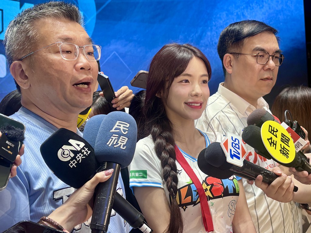 環境部部長彭啓明、中華職業棒球大聯盟會長蔡其昌、資源循環大使李多慧接受媒體聯訪。攝影：鍾依靜。