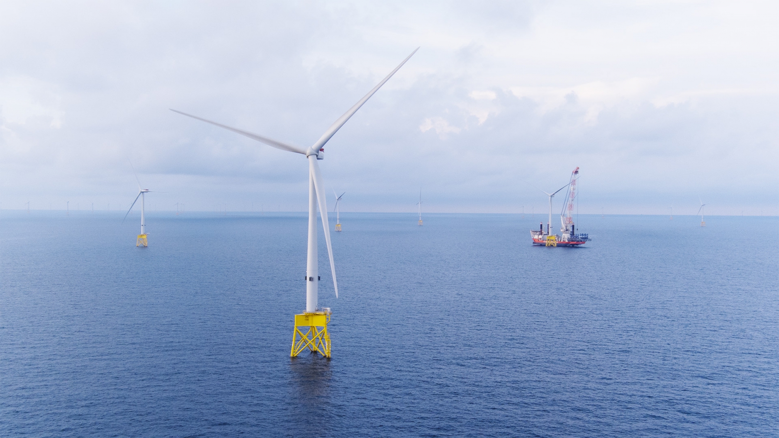 自行售電給用戶的再生能源業者，光電備用供電容量義務比例為3.3％、陸域風力為6.7％、離岸風力為10％、小水力為10％，廢棄物發電則是15％。（圖片來源：中能風場）