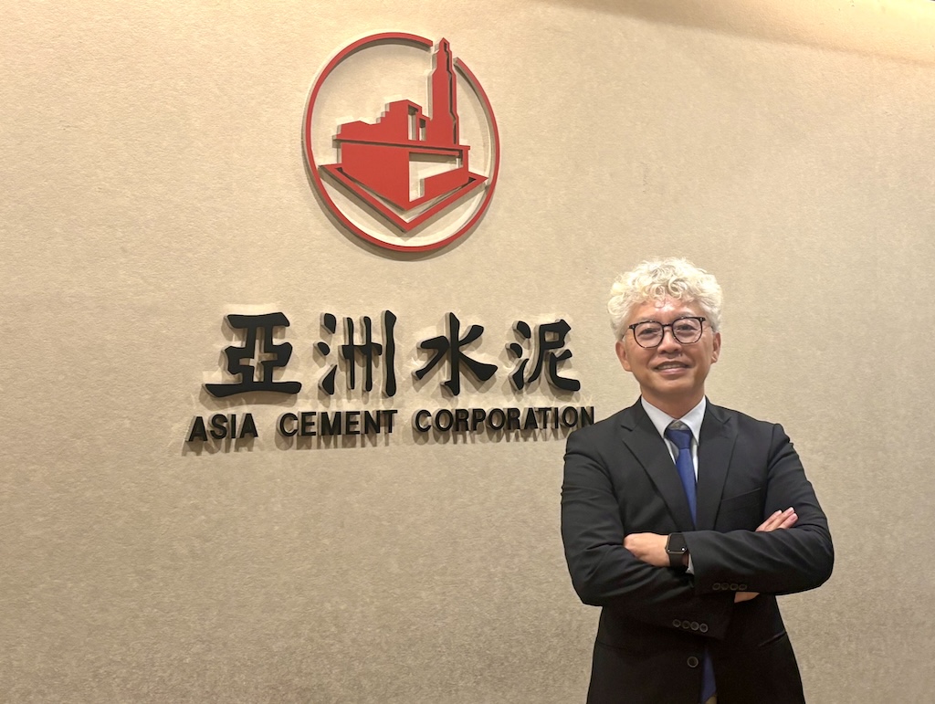 亞洲水泥花蓮製造廠首席副廠長陳志賢表示，亞泥每1到2年會重新設定具體減碳與替代目標，現在已著手設定2030年的中期目標。（攝影：莊閔茜）