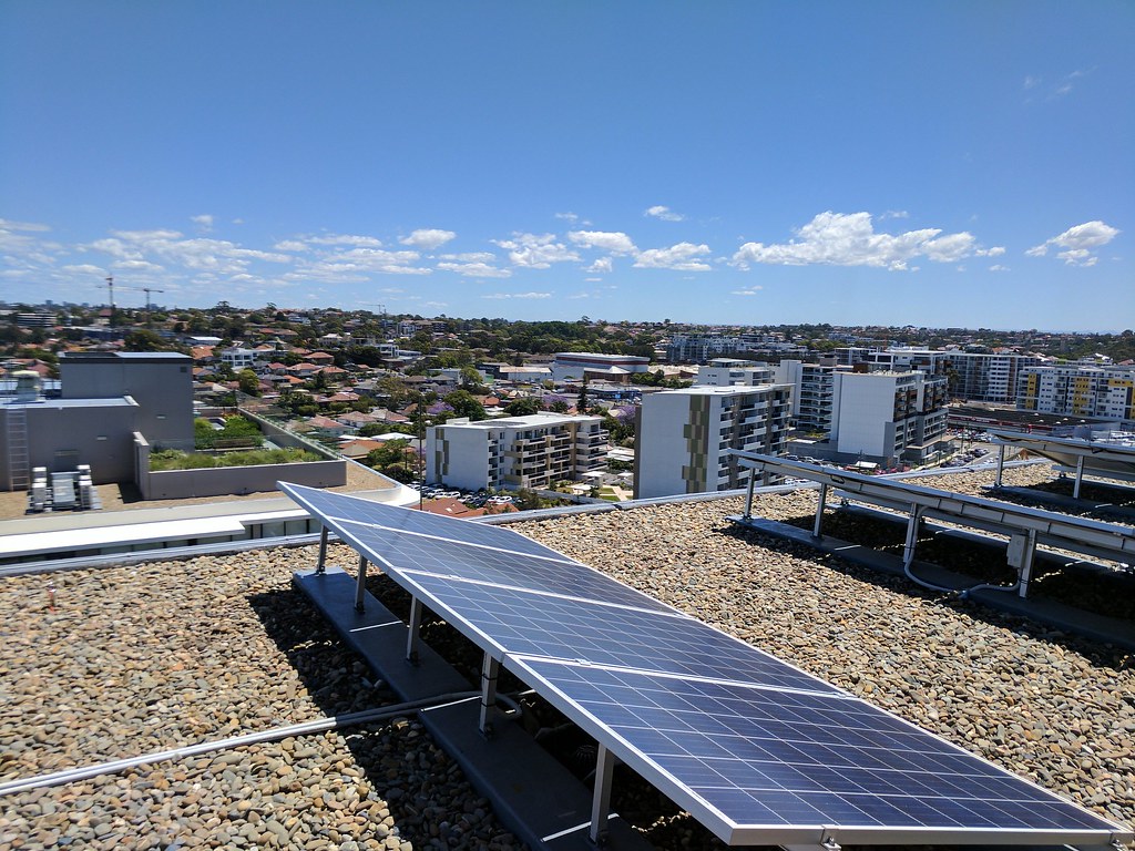 Wolli Creek的大樓雖然已經有光電，但要邁入全電氣化，還有瓦斯管線、電動車充電等問題要解決。圖片來源：Neal Jennings（CC BY-NC-SA 2.0）