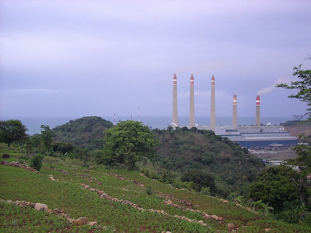 印尼蘇納拉亞燃煤電廠（PLTU Suralaya）。