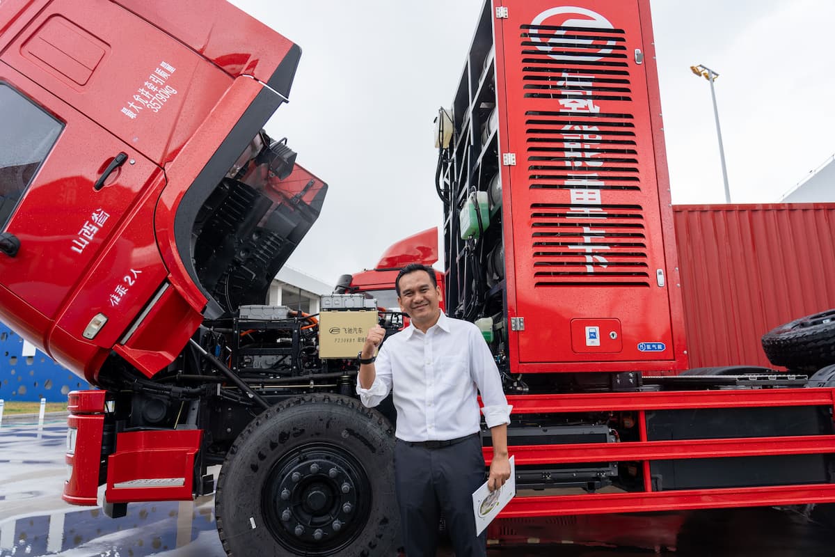 A hydrogen truck belonging to Shanxi Meijin Energy Group is admired by Hendriansyah Supawi Main, head of South Sumatra Energy and Mineral Resources Agency (Image: Yifan Liu / People of Asia for Climate solutions)