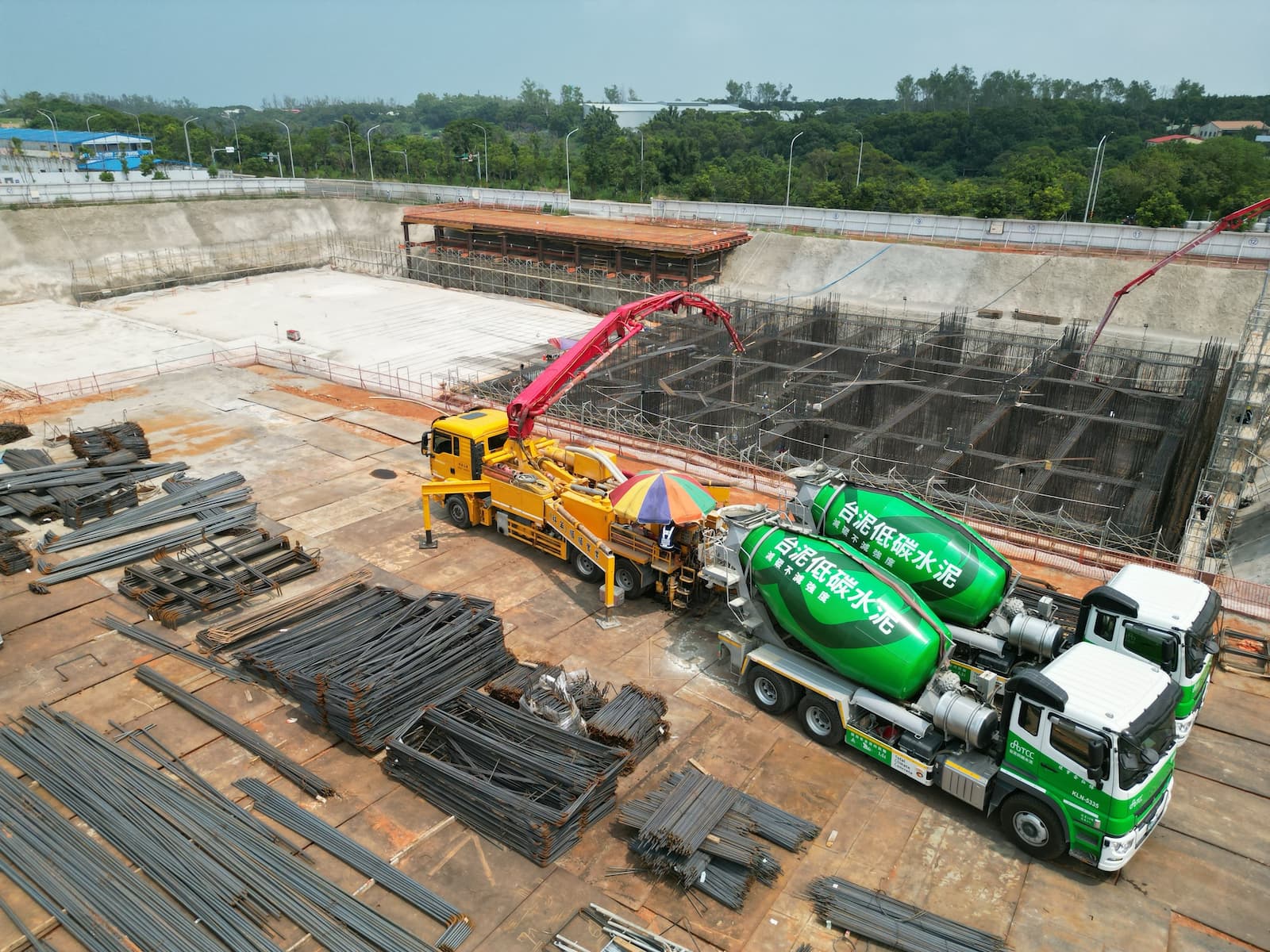台泥卜特蘭石灰石水泥混凝土已應用於多項指標工程，圖為根基營造承攬的林口艾司摩爾智慧廠房。