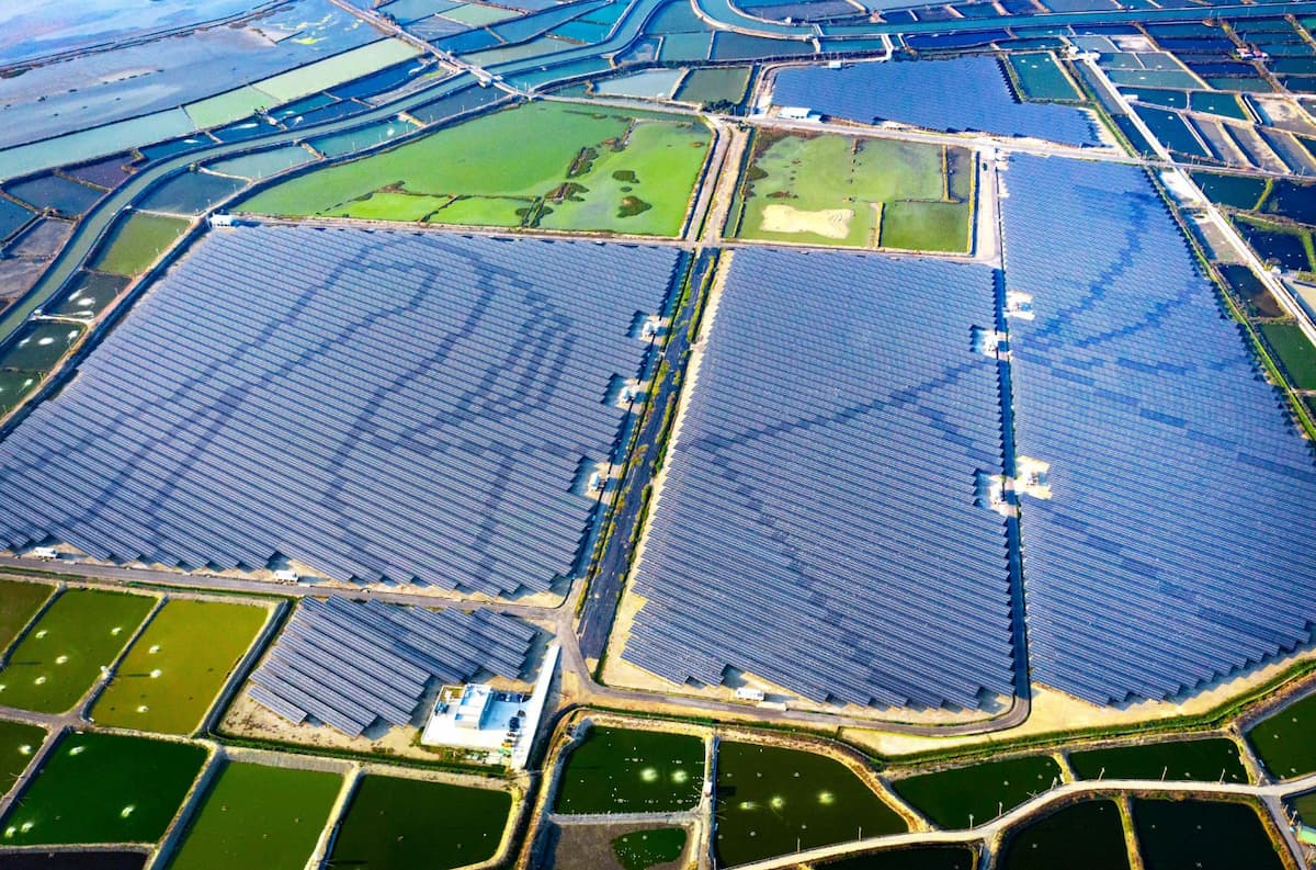 Chen Kun-hong emphasizes the success of competitive bidding under Taipower’s early FIT system, citing the Chiayi Salt Pan Solar Project as a notable example. 