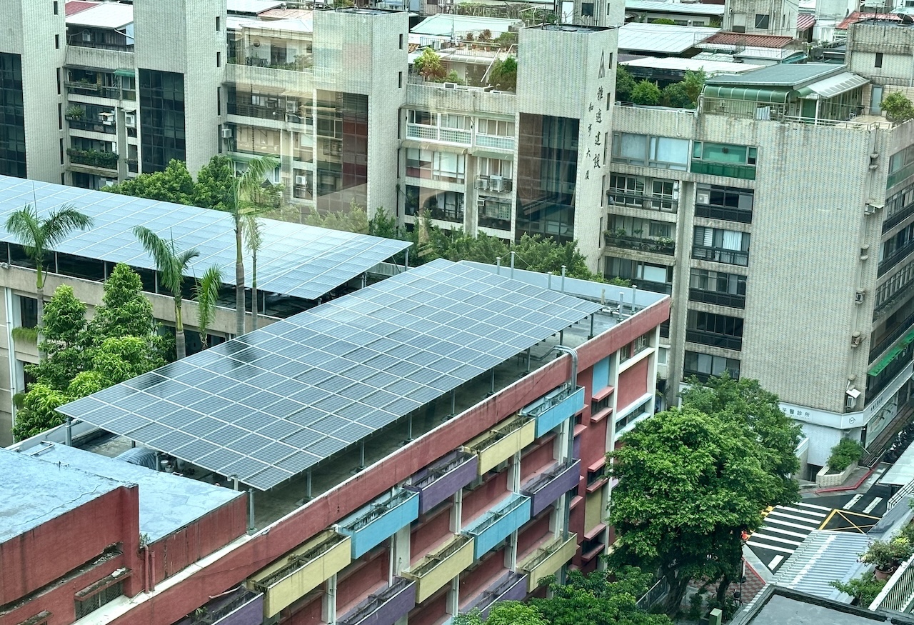 8月1日起屋頂光電新制上路,新建、增建或改建建物面積達300坪平方公尺,就須強制加裝太陽能板。(攝影:莊閔茜)