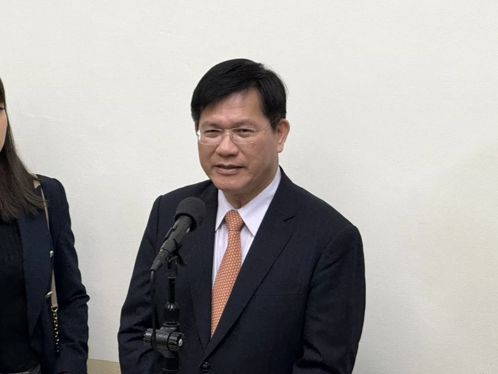 外交部長林佳龍與委員會前接受媒體聯訪。攝影：李蘇竣