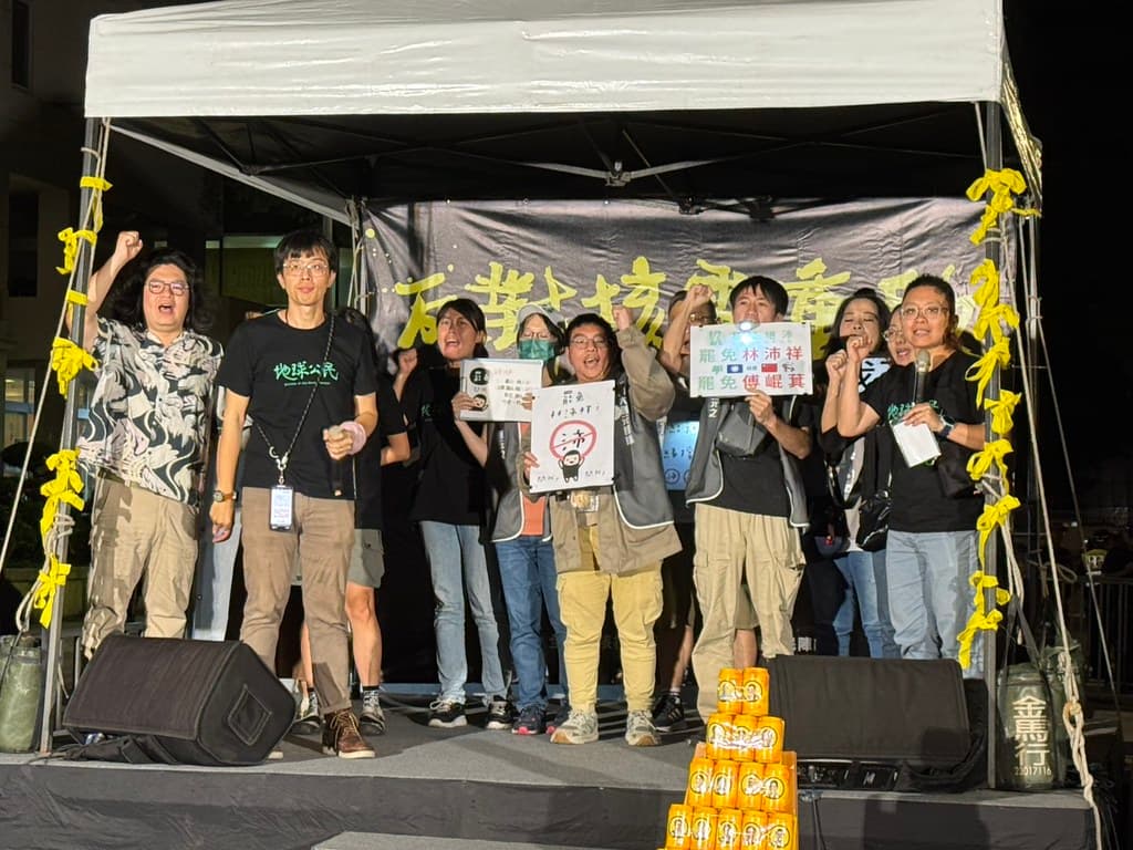 全國廢核行動平台12日晚間在立院外濟南路舉辦晚會，抗議核管法草率修法。攝影：李蘇竣