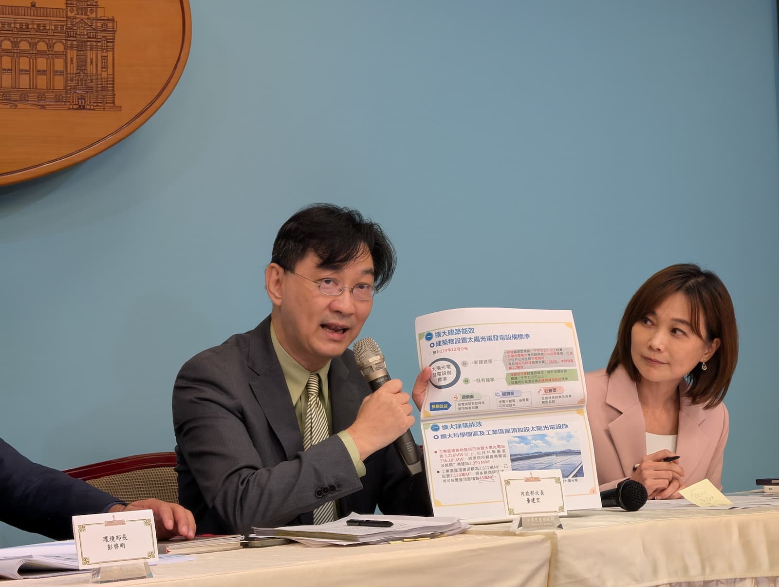內政部次長董建宏會後說明「屋頂光電義務化」規定，預計12月正式公告。攝影：陳昭宏
