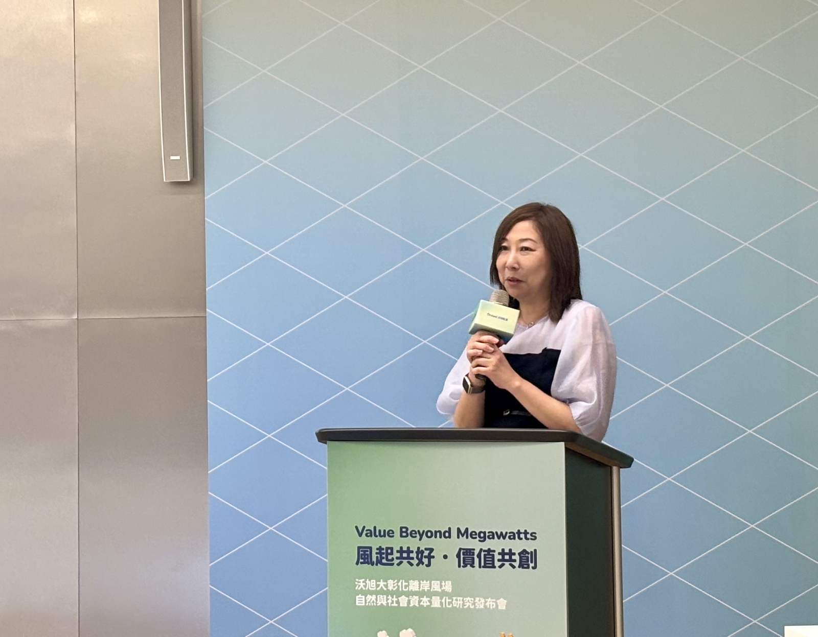 沃旭能源29日發布大彰化離岸風場社會與自然量化研究報告《超越百萬瓩的價值》。(攝影:莊閔茜)