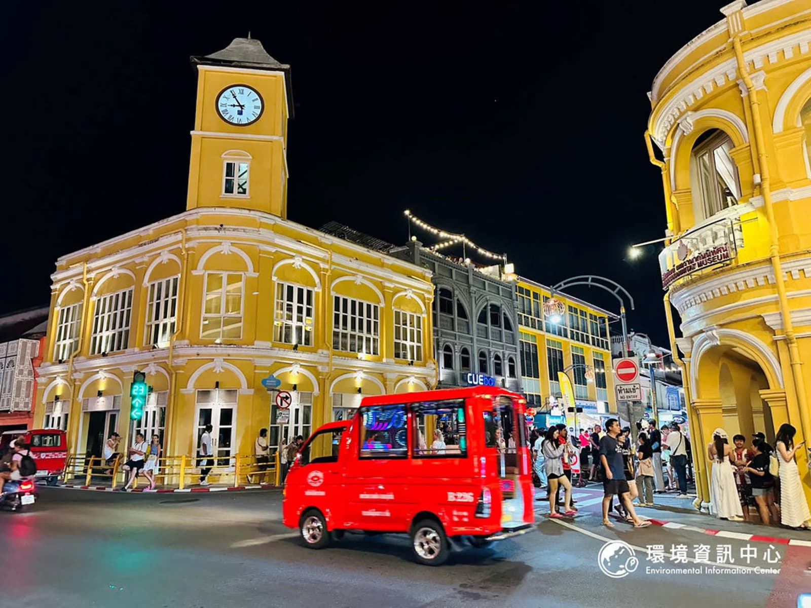 泰國重視文化觀光,普吉島老城區保留完整中葡式歷史建築,透過周日市集活化街區,也分散海灘人潮。攝影:黃小莫