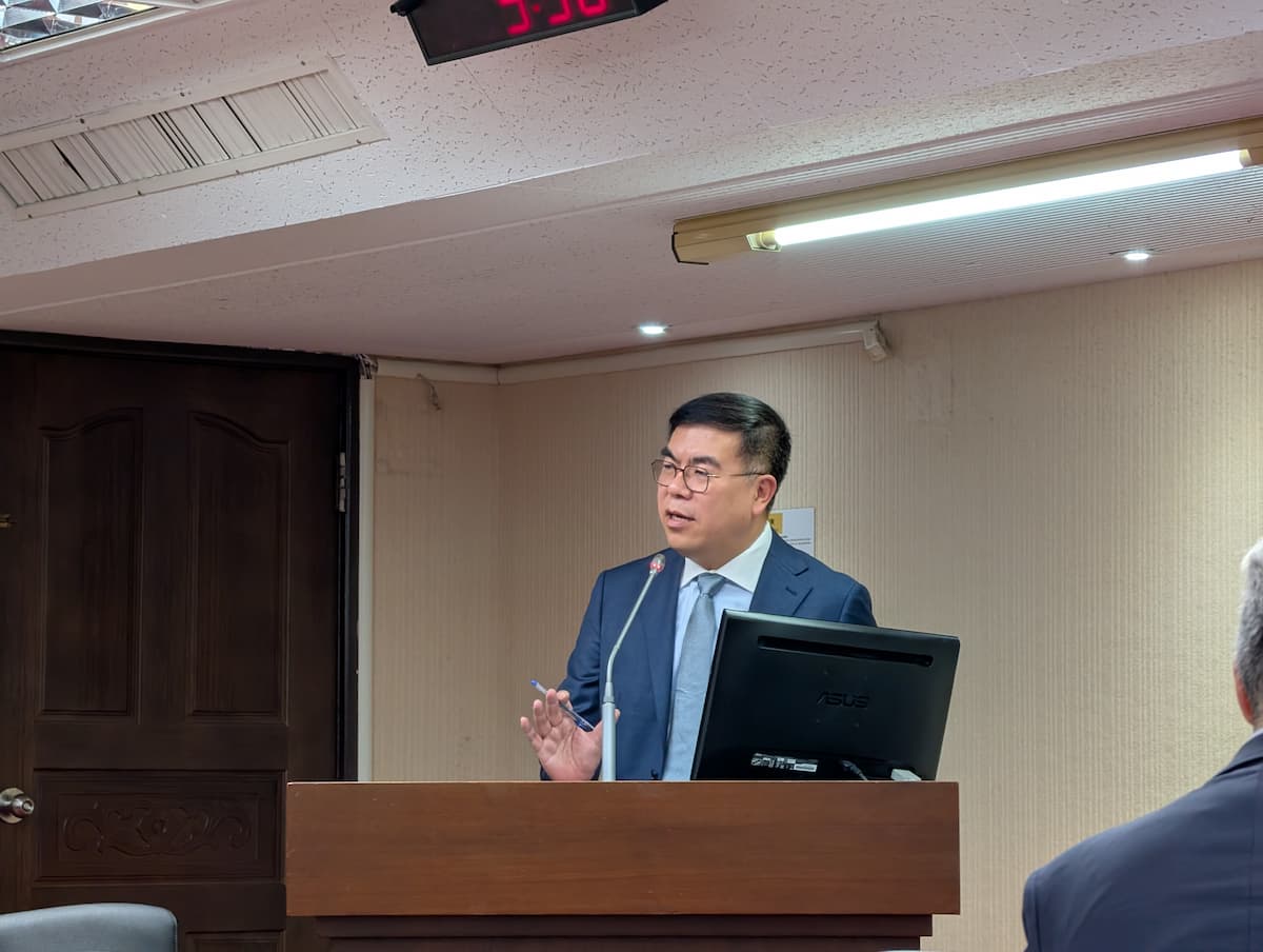 面對美國關稅影響，環境部長彭啟明強調仍將持續推動碳費，但也同時投注資金輔導企業綠色轉型，當企業後盾。攝影：陳昭宏