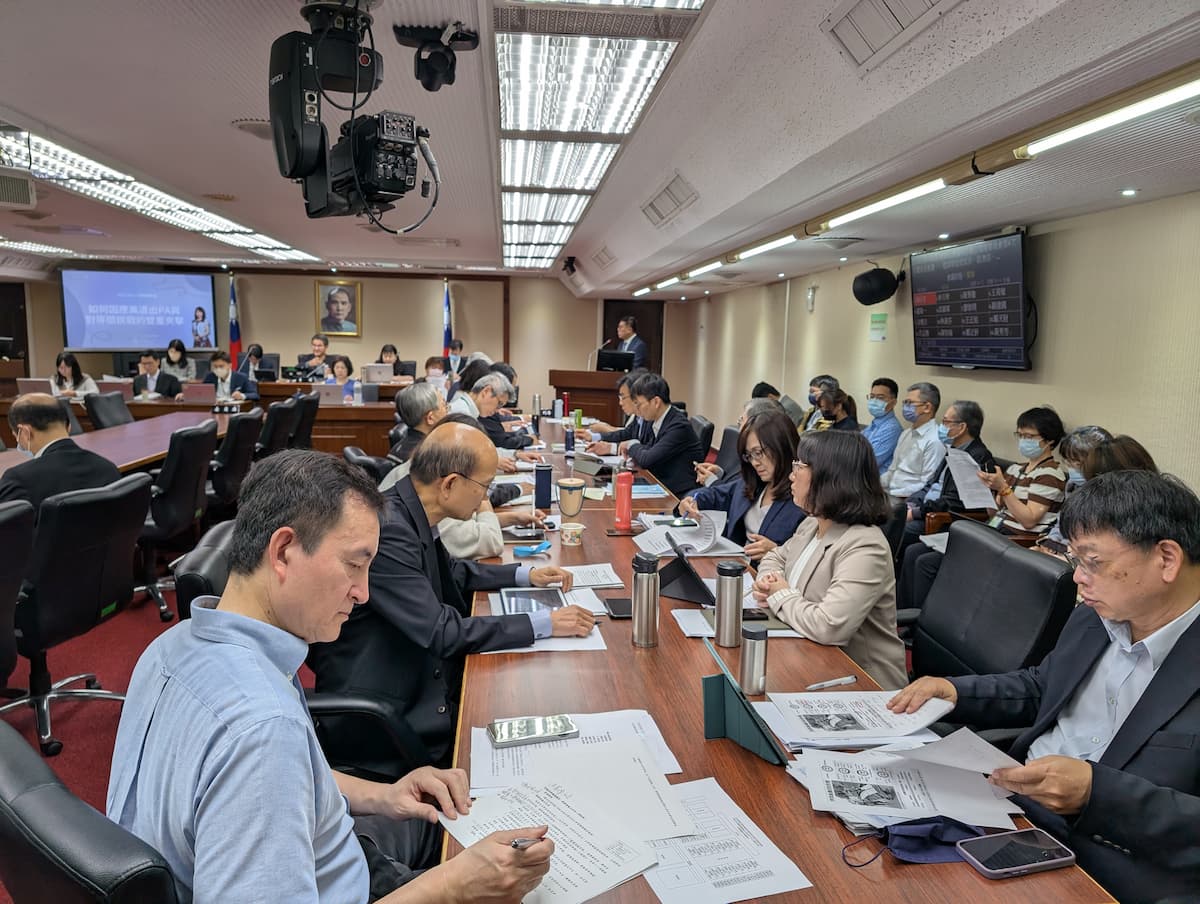 立法院社會福利及衛生環境委員會邀請環境部長彭啟明就此事對國內產業淨零轉型的衝擊，進行專題報告並備質詢。攝影：陳昭宏