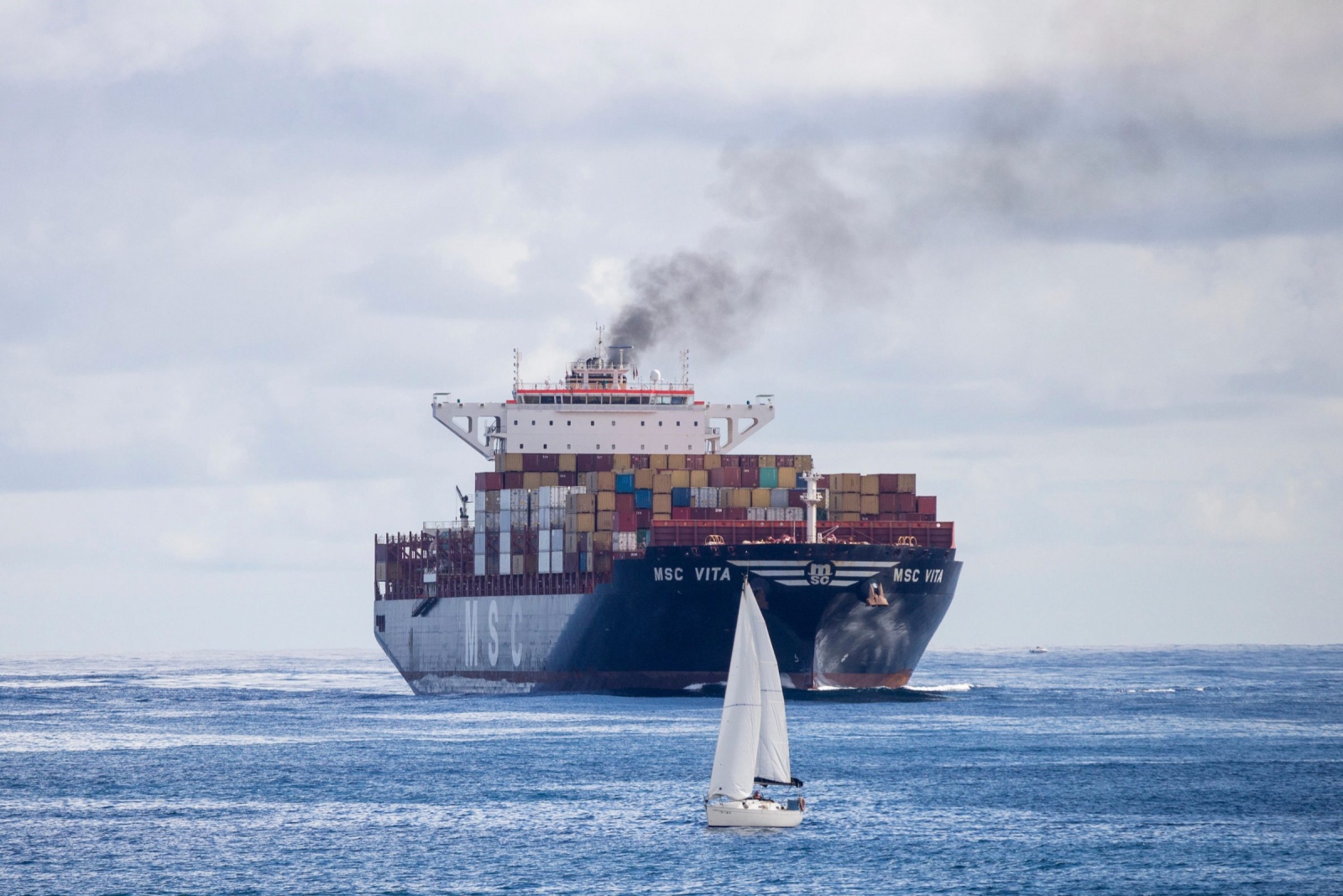西班牙大加那利島（Gran Canaria）拉斯帕馬斯港（Las Palmas）, MSC Vita號貨櫃貨船正駛入港口。航運業的石油年消耗量約佔全球石油消費總量的5%，溫室氣體年排放超過10億噸二氧化碳。