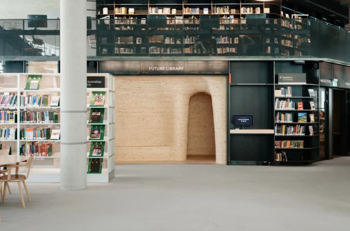 （藝術家凱蒂·帕特森（Katie Paterson）以永續策展思維所打造之，未來圖書館Future Library 計畫時間 2014-2114，每年將有一位作家貢獻一篇文本，直到 2114 年作品才會出版，這些珍貴的手稿保存在奧斯陸的公共圖書館中。圖片來源：futurelibrary）
