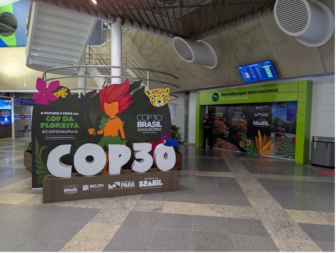 COP30宣傳吉祥物「巴西紅孩兒」（Red kid, the Curupira） 再貝倫機場恭迎全球與會者。圖片來源：王之杰攝