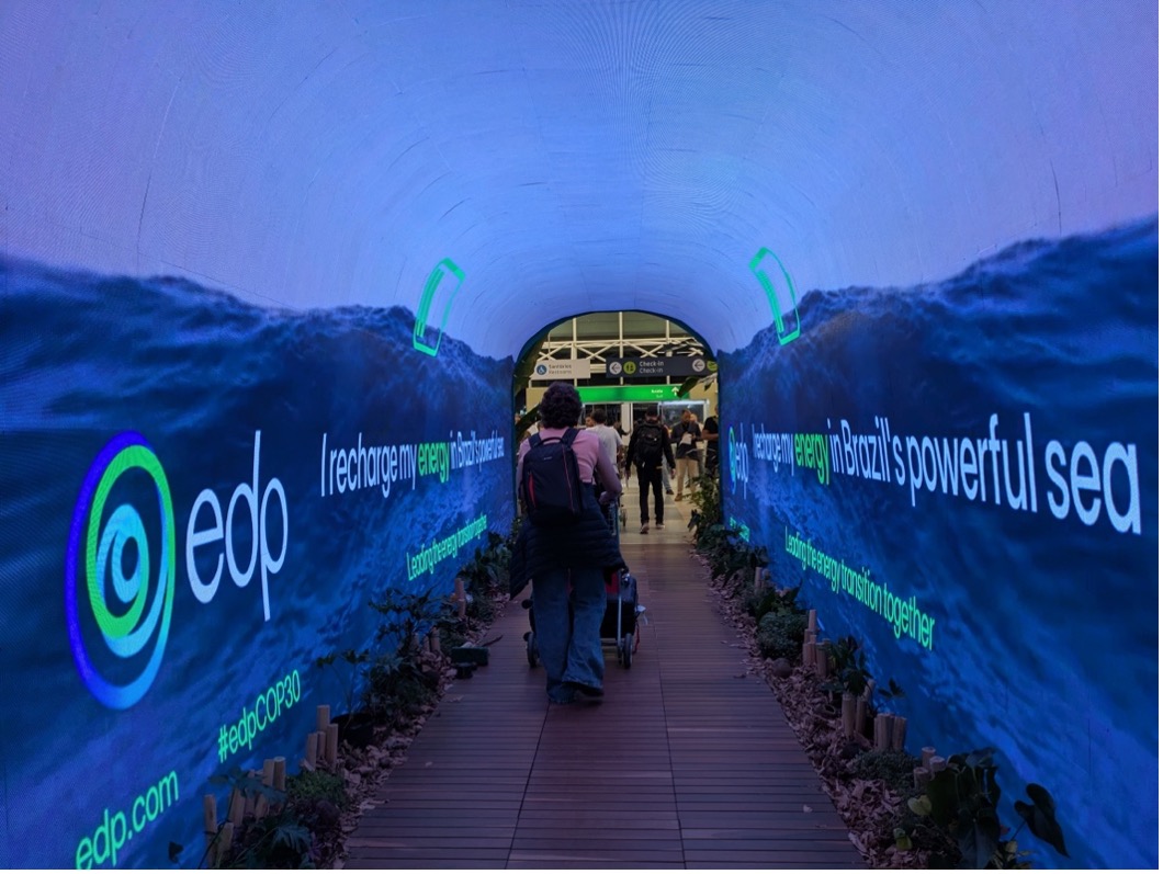 機場入境大廳LED長廊，葡萄牙電力集團EDP的綠能廣告。 圖片來源：王之杰攝