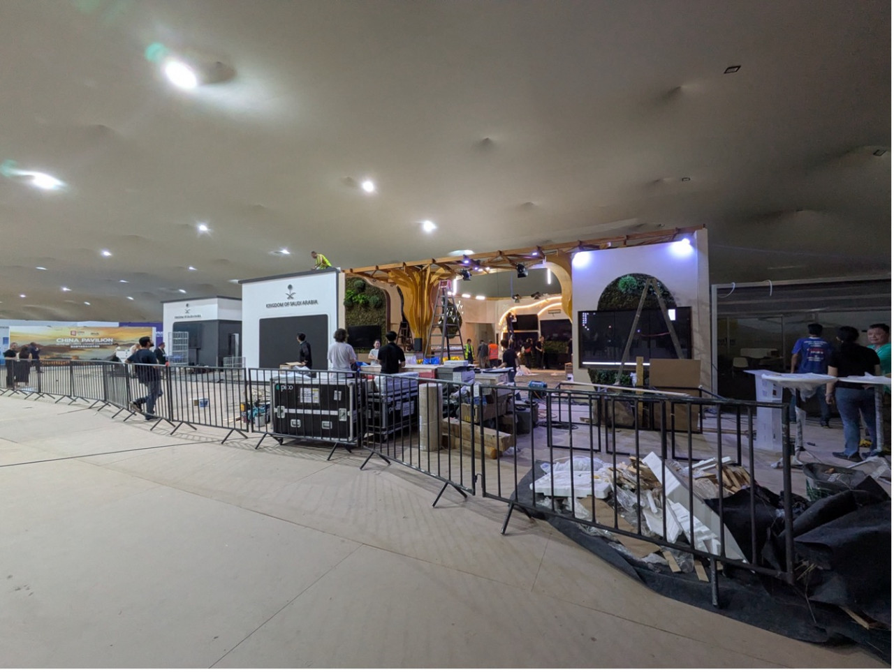 COP30開幕前一天，展區施工尚未完工。圖片來源：王之杰攝