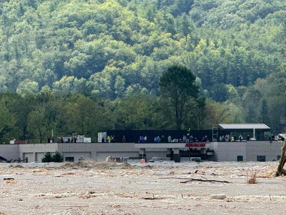 去年9月，海倫颶風（Hurricane Helene）侵襲美國，田納西州尤尼科縣醫院被洪水圍困，多名醫護與病患爬上屋頂等待救援。照片來源：擷取自Tri-Cities Weather & Alert Crew《X》