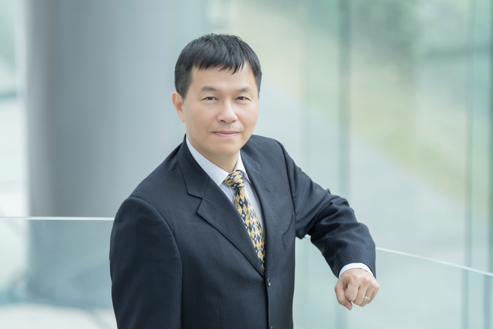 鴻海環保長洪榮聰分享，目前鴻海在越南的綠電取得採取「內部創能減碳，外部槓桿多元綠電」的雙軌策略。（圖片來源：鴻海）