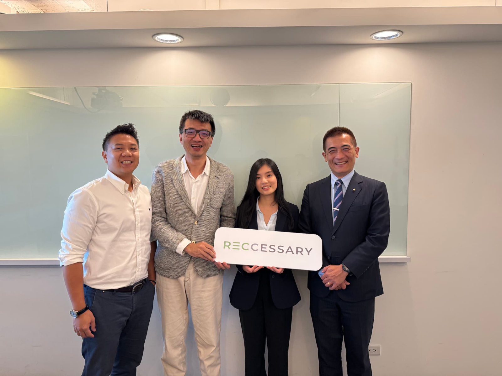 （左起）RECCESSARY執行長黃公暉、台灣經濟研究院所長陳彥豪、《RECCESSARY》碳市場分析師胡湘渝、中華航空永續長鄭智仁。（圖片來源：RECCESSARY）