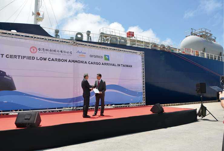 SABIC AN公司副總阿爾安格利（圖右）將低碳氨國際認證遞交給台肥副總林金生。（圖片來源：台肥）