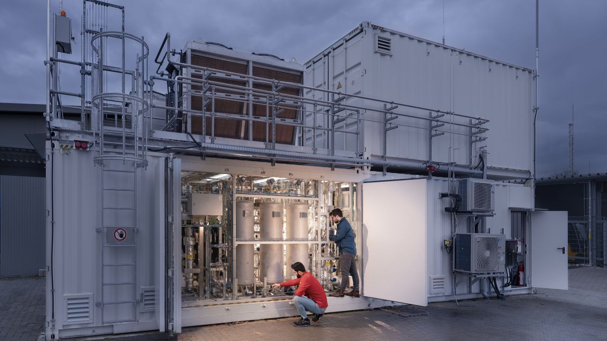 A KIT-linked consortium’s plant at Mannheim’s wastewater facility converts biogas CO2 into climate-neutral marine fuel with green hydrogen.