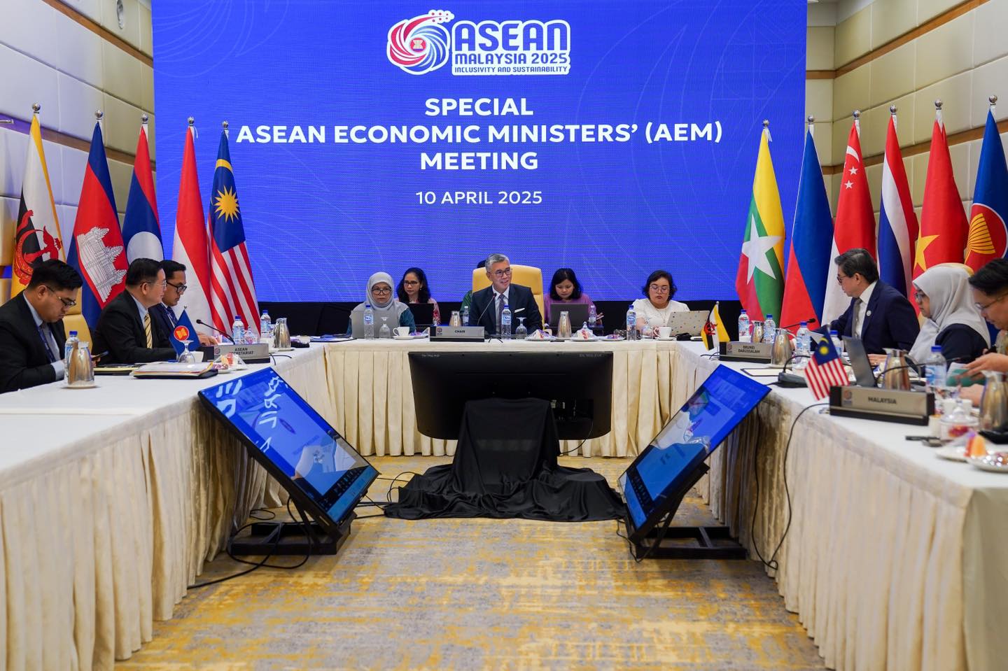 ASEAN member states convene in April to discuss strategies for responding to reciprocal tariffs, agreeing to strengthen cooperation to manage currency and capital market volatility. (Photo: Tengku Zafrul) 