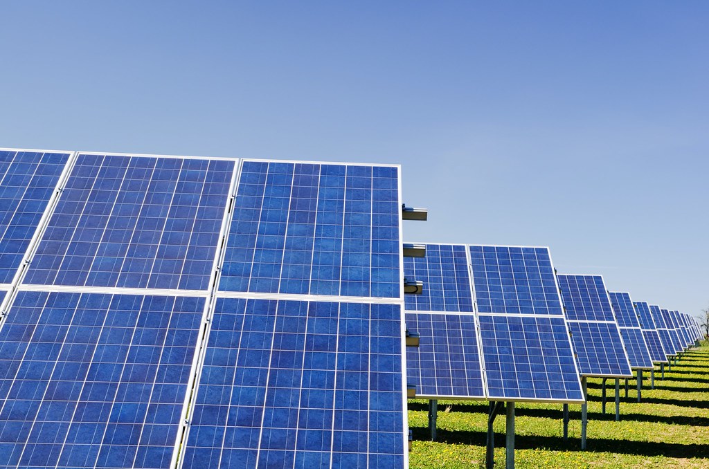 泓德能源去年宣布與亞通利大能源及菲律賓生力集團旗下電力事業SMGP簽訂投資條件書，計劃在菲律賓開發1GW光電案場。（圖片來源：iStock）