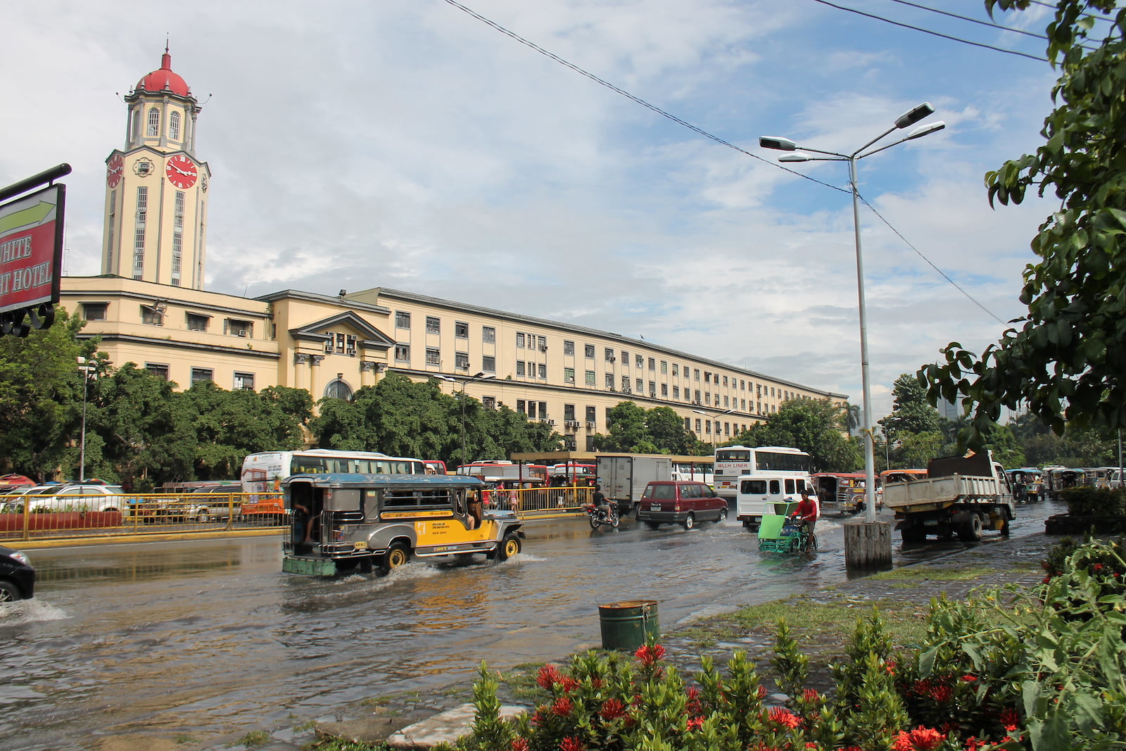 Flooded streets of Manila. (Photo: Robin Zebrowski / Flickr)
