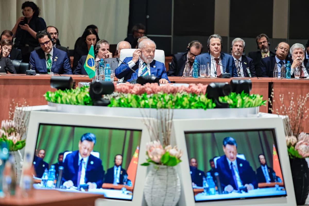Brazilian President Lula listens to his Chinese counterpart Xi Jinping at the 15th BRICS Summit, in South Africa, August 2023. With its recent expansion, member and partner countries of BRICS now comprise half of the world’s population and almost 30% of global GDP (Image: Ricardo Stuckert / Palácio do Planalto, CC BY ND)