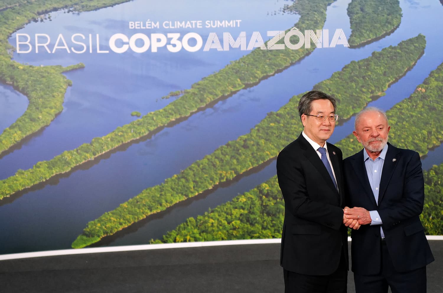 Brazil's president Luiz Inacio Lula da Silva shakes hands with China's vice premier Ding Xuexiang during the COP30. (Photo: Lucas Landau/COP30)