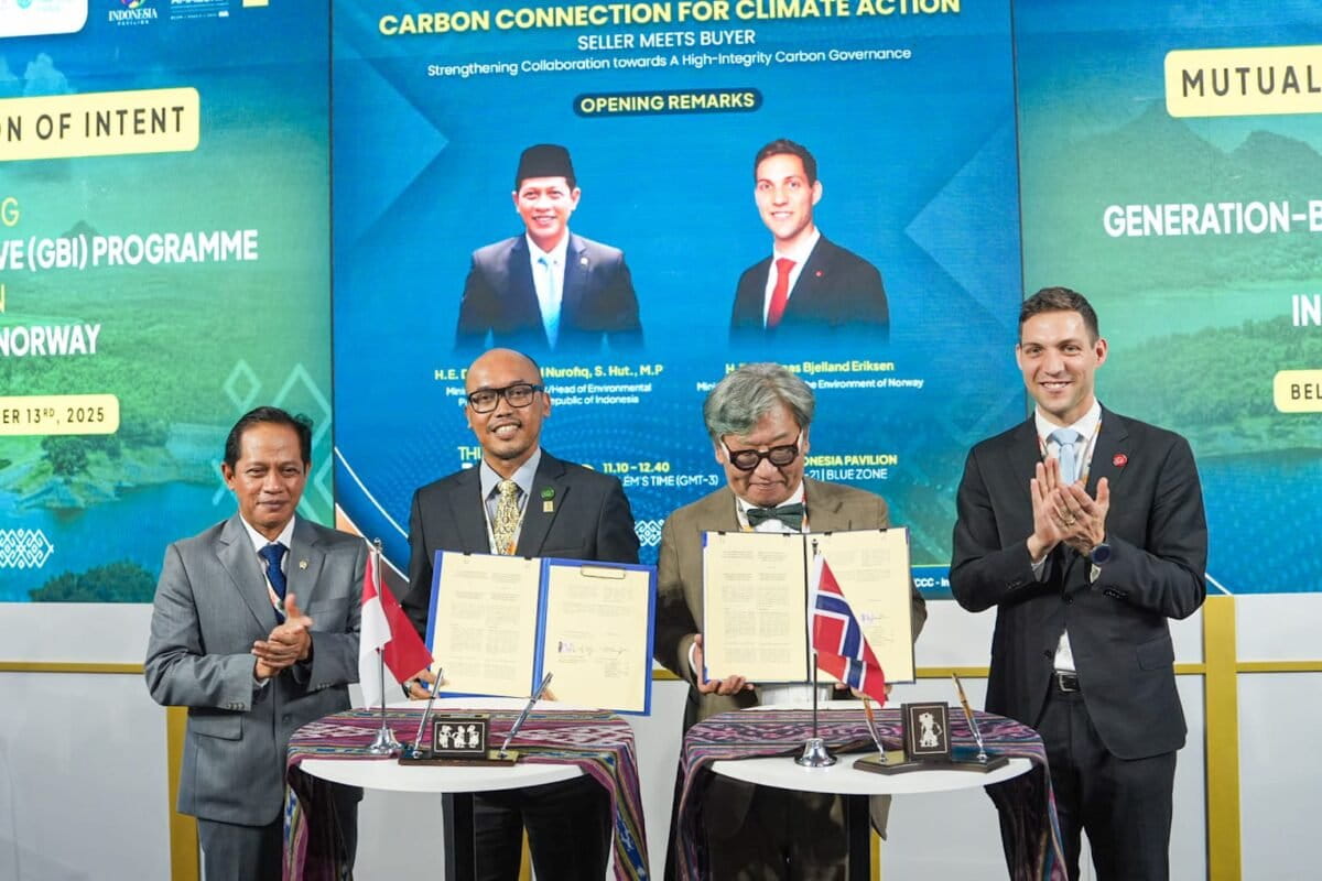 PLN’s Evy Haryadi and GGGI’s Sang-Hyup Kim sign an MoI on Indonesia–Norway renewable energy carbon trading during the Seller Meet Buyer session at the Indonesia Pavilion, COP30 Belém, witnessed by Ministers Hanif Faisol Nurofiq and Andreas Bjelland Eriksen. Imaga courtesy of the Ministry of Environment.