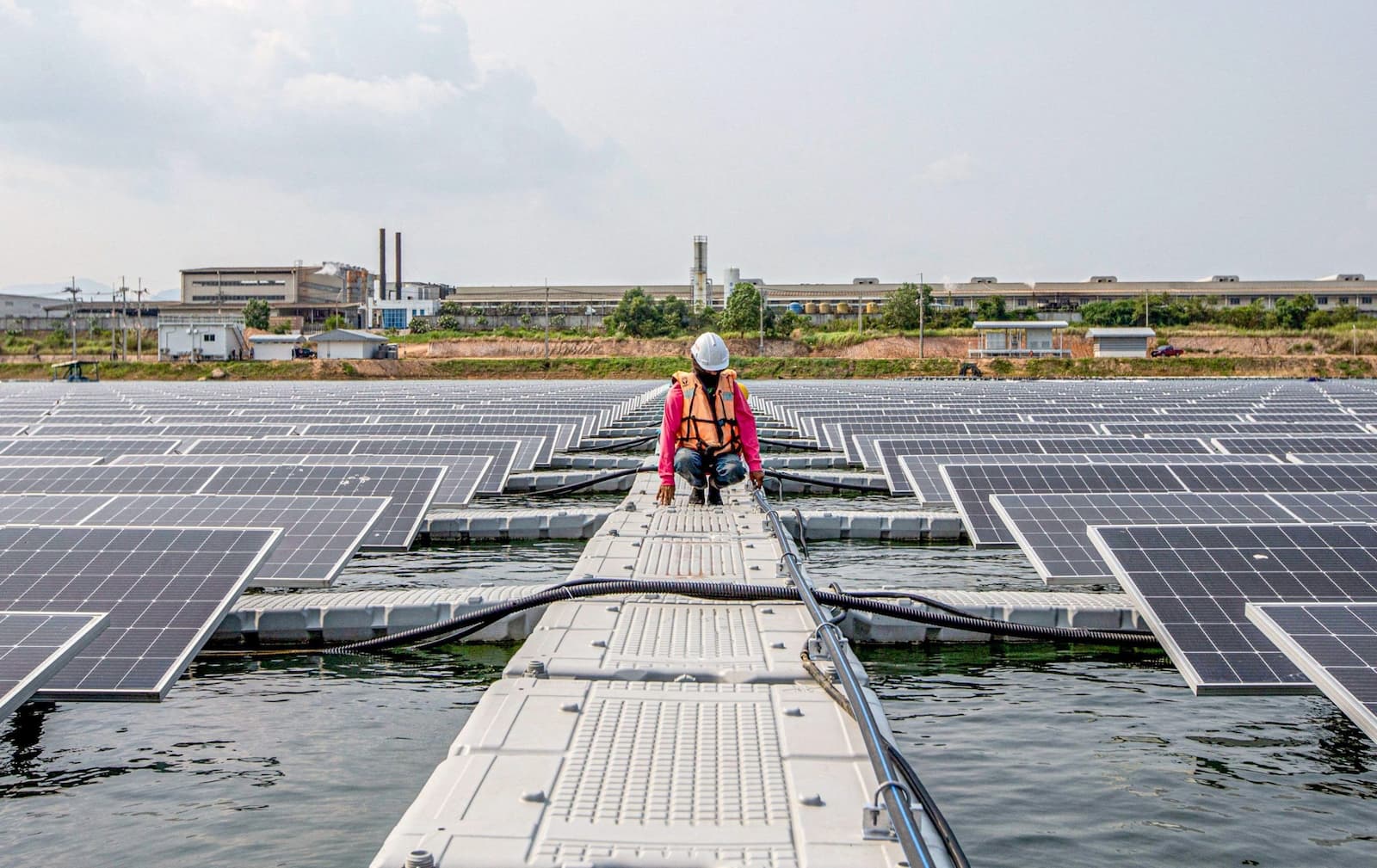 A solar floating project in Rayong province constructed by Thai company Banpu with support from Chinese company Huawei (Image: Wang Teng / Xinhua / Alamy)