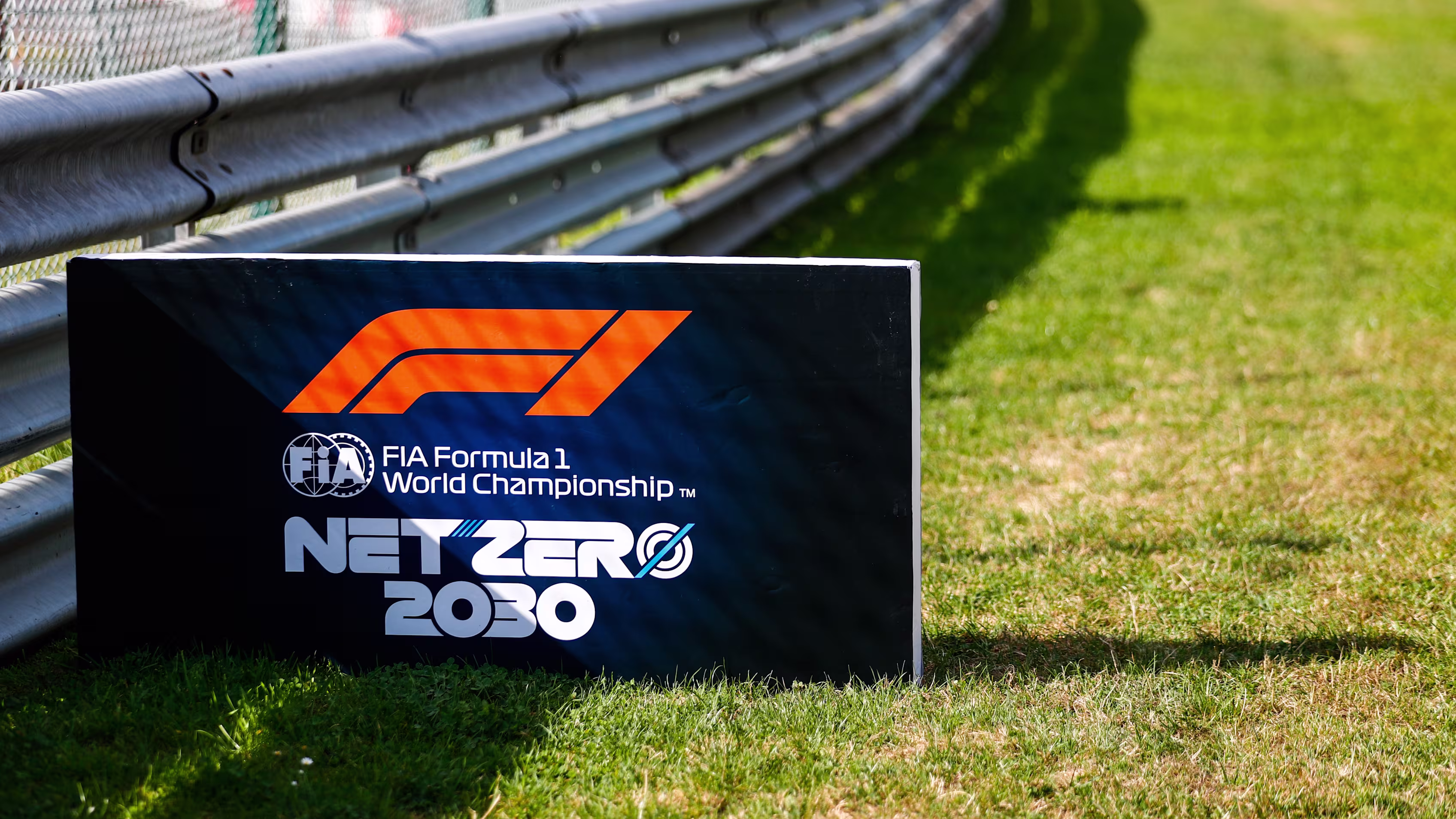 F1預計在2030年實現淨零排放，2024年底碳排放量已減少26%。