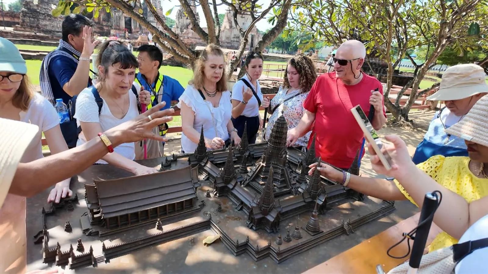 美國大使館與泰國藝術廳合作推出大城古蹟3D觸覺模型,讓視障遊客能透過觸摸,感受古老寺廟的宏偉樣貌。圖為2024年首批視障遊客團,正透過模型感受泰國大城柴瓦塔那蘭寺的的輪廓。照片來源:Ayutthaya Provincial Public Relations Department