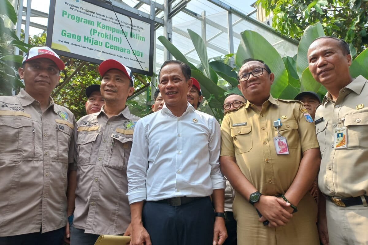 Hanif Faisol Nurofiq, minister of environment (center) with Asep Kuswanto (right of Hanif) in 2025. Image by Achmad Rizki Muazam/Mongabay Indonesia.