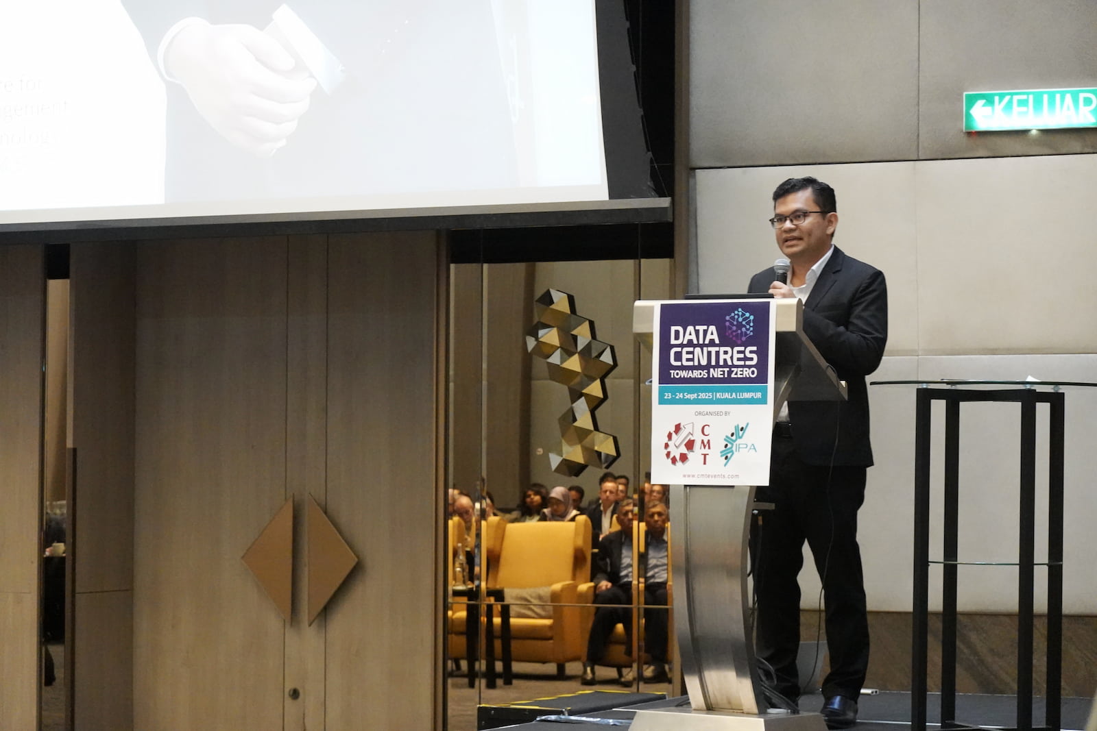 阿克瑪透露，即將公布的「永續資料中心框架」將提供投資者明確指引，涵蓋能源效率標準、綠電採購與永續資源管理規範。（攝影：許祖菱）