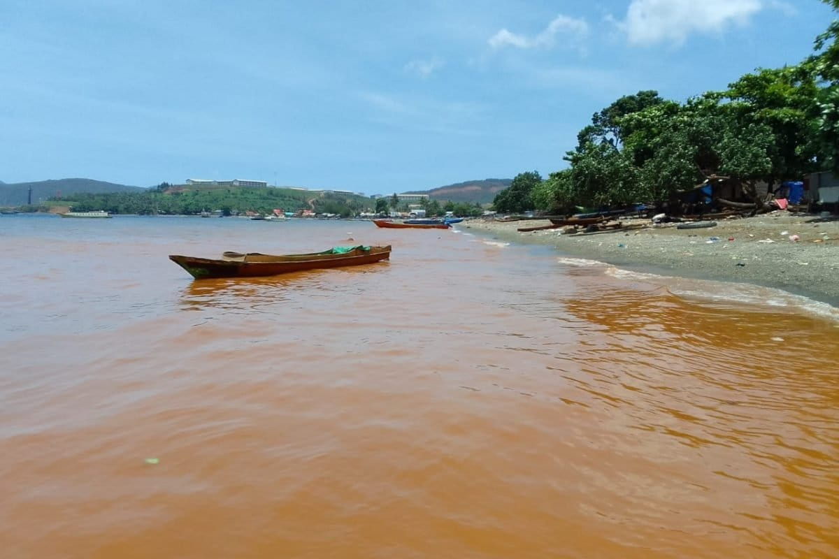 The sea of Kawasi village found to be contaminated with nickel tailings. Image courtesy of Walhi.