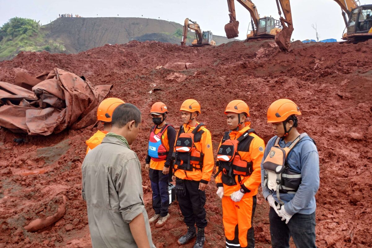Search and Rescue team during an operation to search for missing victims in the landslide that buried four excavator operators under toxic mine waste in the Indonesia Morowali Industrial Park (IMIP). Image courtesy of IMIP.