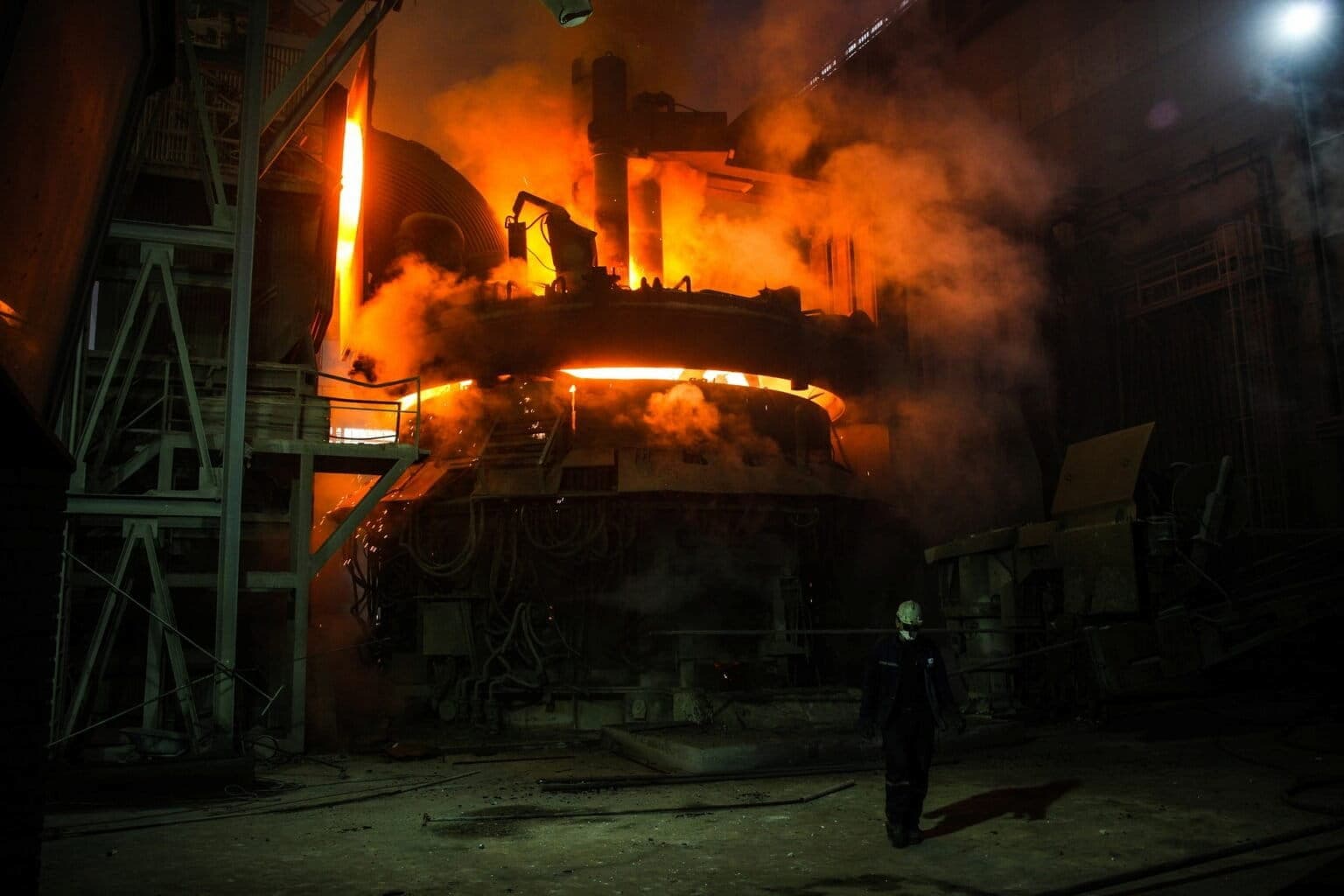 Blast furnace. Image by zephylwer0 via Pixabay.