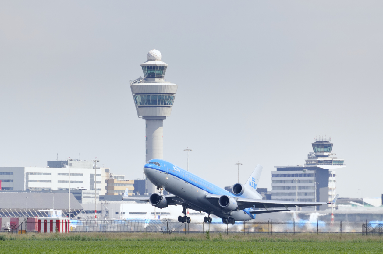 航空業被視為是最難脫碳的產業之一，因此涉嫌漂綠的廣告屢見不鮮，包括達美航空、荷蘭皇家航空、漢莎航空等都曾被點名。（圖片來源：iStock）