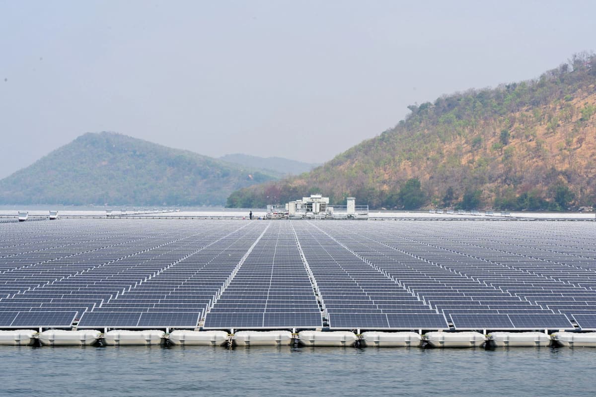 The Ubolratana Dam hydro-floating solar hybrid power plant in Khon Kaen, Thailand. The country needs to rapidly scale up solar power to hit its 2050 net zero target, experts say (Image: Lin Hao / Xinhua / Alamy)