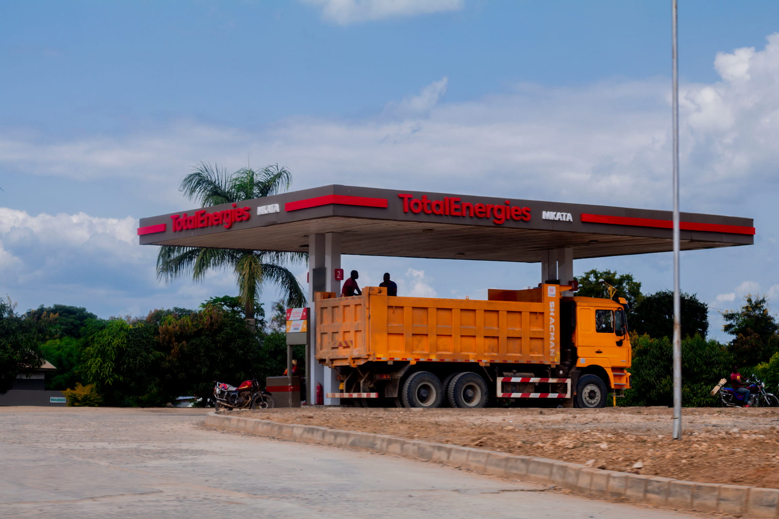 A TotalEnergies petrol station in Handeni Tanga, Tanzania. Image by Praygod mwanga via Wikimedia Commons (CCBY4.0).
