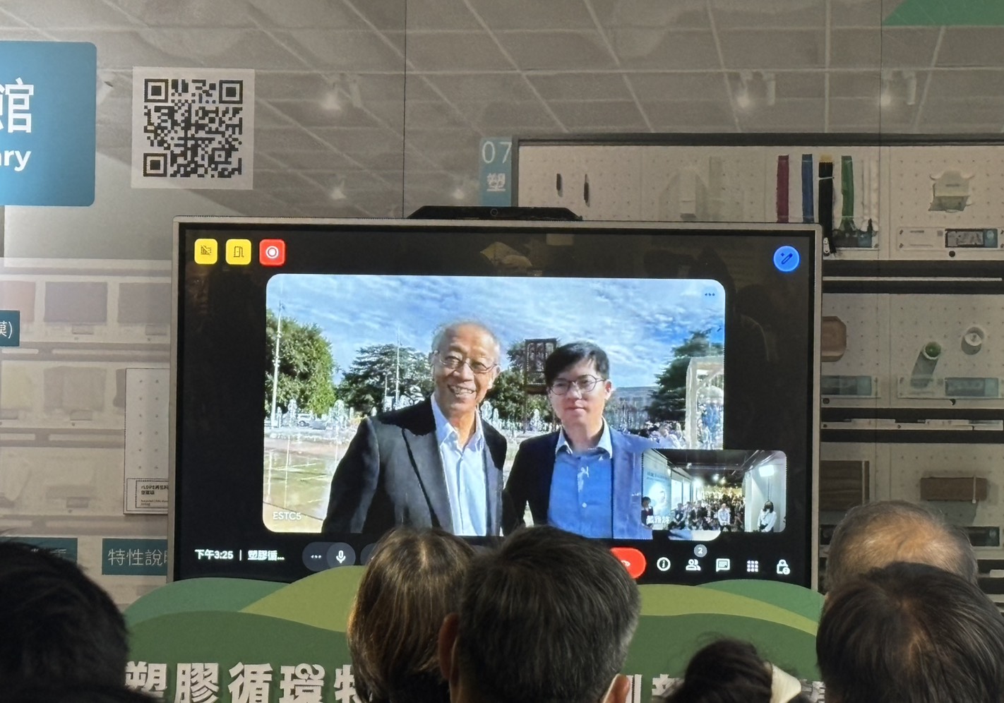 現場連線訪問樊國恕教授、許瑞峯副教授塑膠公約談判現場觀察。（攝影：莊閔茜）