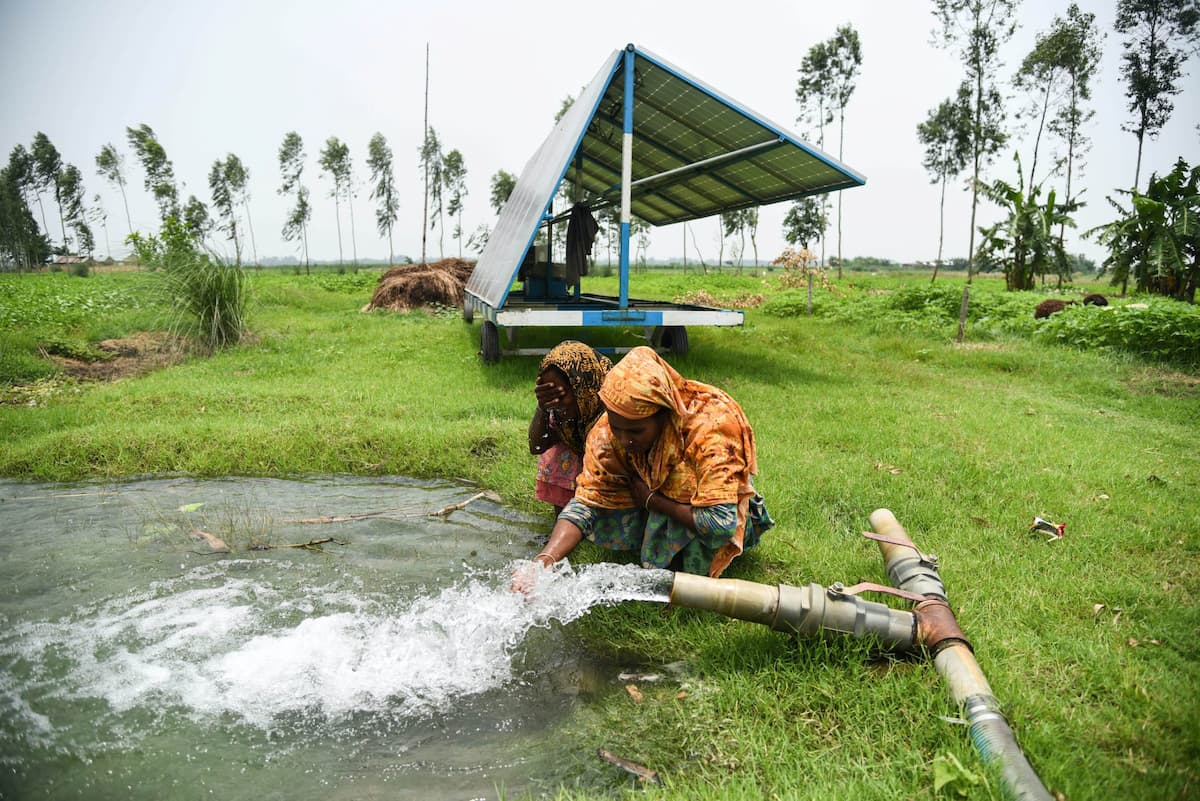 Solar-powered irrigation pumps like this one are lightening the heavy workloads of Bangladesh’s women farmers, at a time when agricultural toil is increasingly falling to them (Image: Tanmoy Bhaduri / International Water Management Institute)