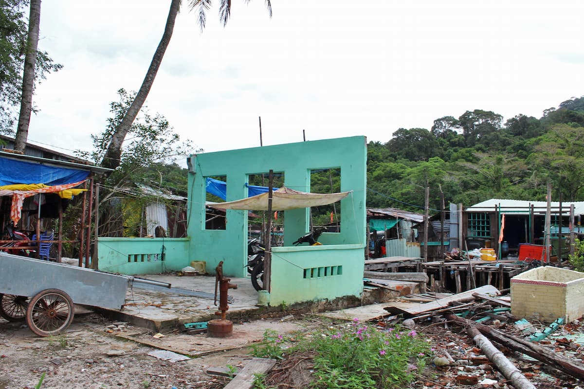 The scattered ruins of homes in Rạch Tràm village after demolition. Despite living in this disrupted environment, many families remain in their houses here as they have yet to receive fair compensation for their acquired land. April 2025. Image by Le Quynh for Mongabay.