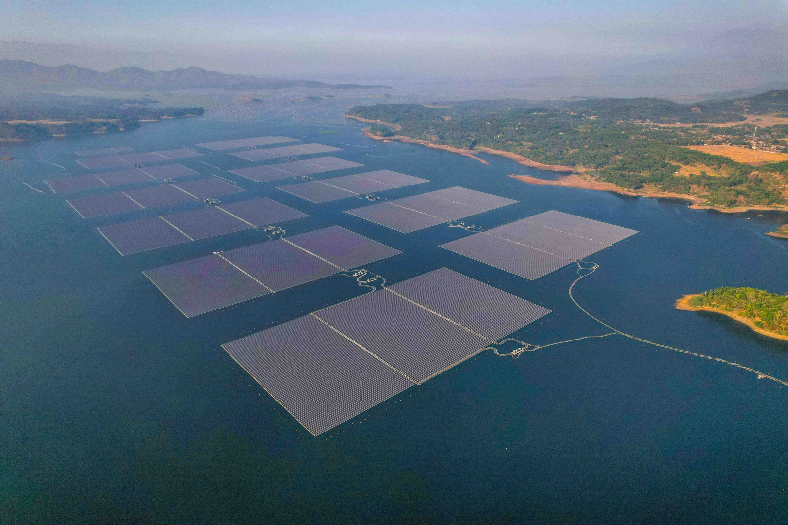 印尼2023年啟用的吉魯塔浮動式太陽能發電場。根據即將公布新版電力計畫，太陽能、水力及地熱將成為主要綠電來源。（圖片來源：印尼政府網站）