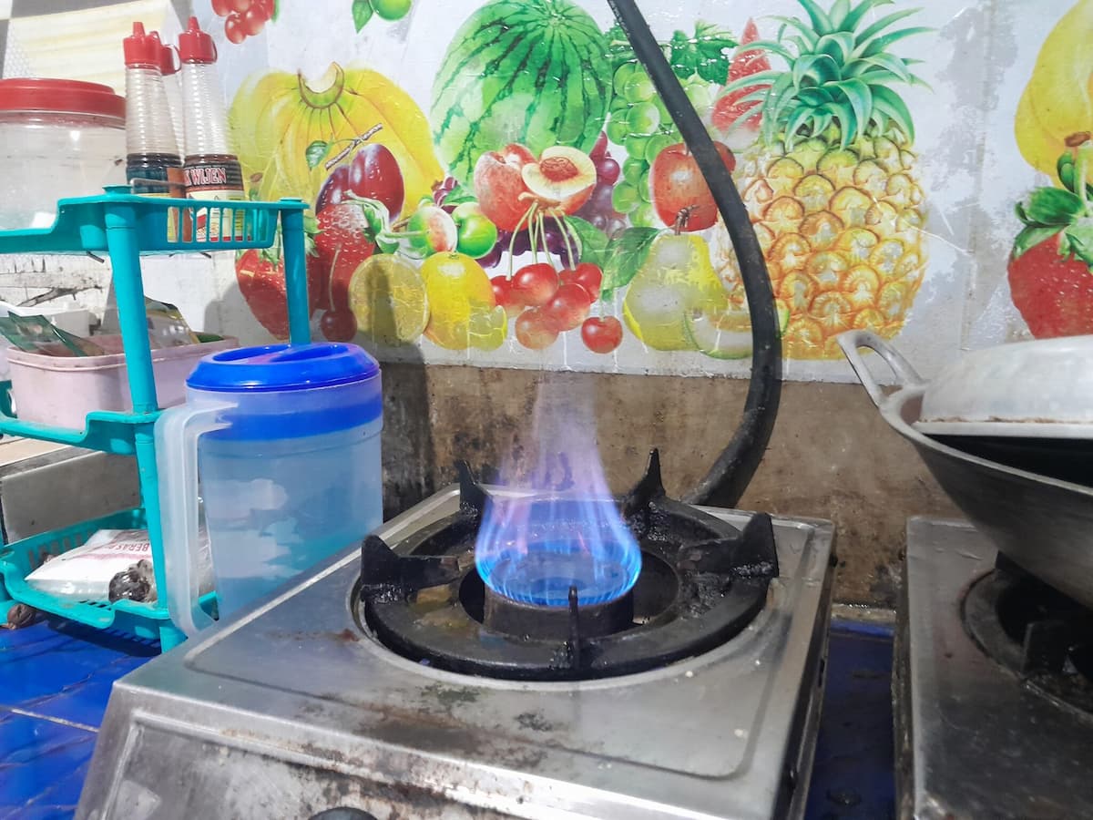 Suyono’s biogas fuels a cooking stove. Image by Toto Sudiarjo/Mongabay Indonesia.