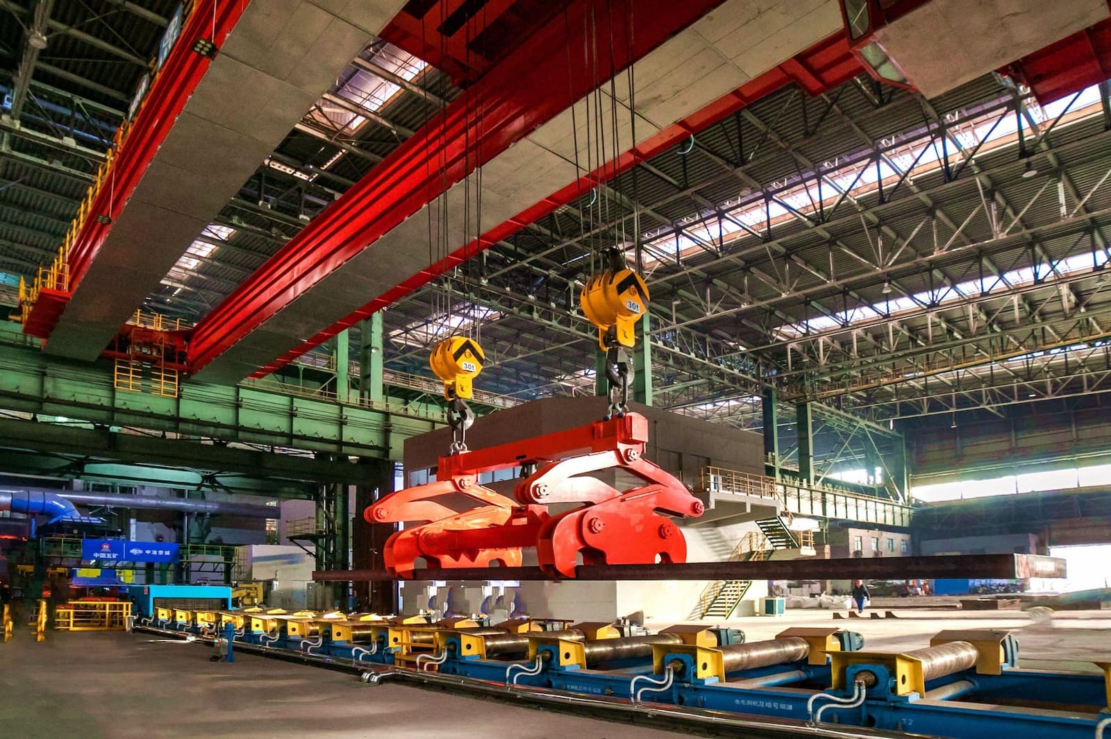 A steel panel rolls off a hydrogen-based production line at a Hebei Iron & Steel Group plant in Zhangjiakou, Hebei province. The facility is one of China’s first large-scale plants for hydrogen-based steelmaking, which has lower emissions than conventional coal-based blast furnaces (Image: HBIS Group / Xinhua / Alamy)
